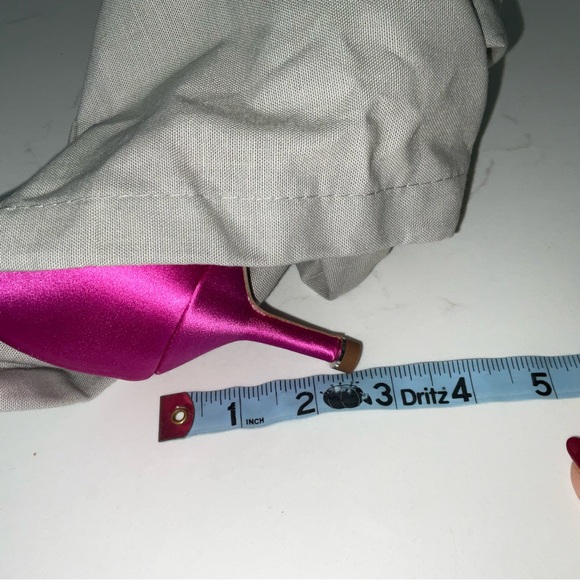 Manolo Blahnik Hangisi Pumps with Crystal Embellishment NWT - Picture 12 of 12